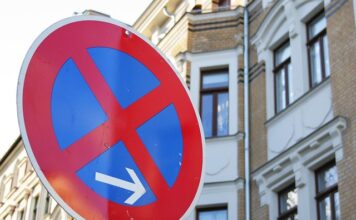 Dlaczego nie można parkować tyłem do budynku?